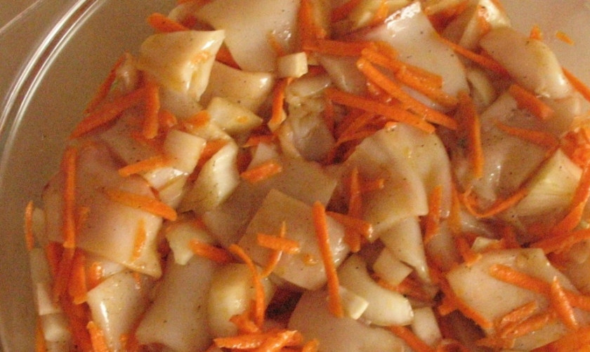 1. Этап. Кальмар в собственном соку: В глубокой тарелке смешайте кальмаров с луком и морковью. Влейте масло, посолите, поперчите и хорошо перемешайте.