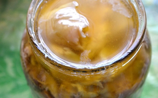 1. Этап. Рецепт домашней тушенки: 5. Баночки прикройте крышками и поставьте в большую кастрюлю с теплой водой, застелив дно салфеткой.