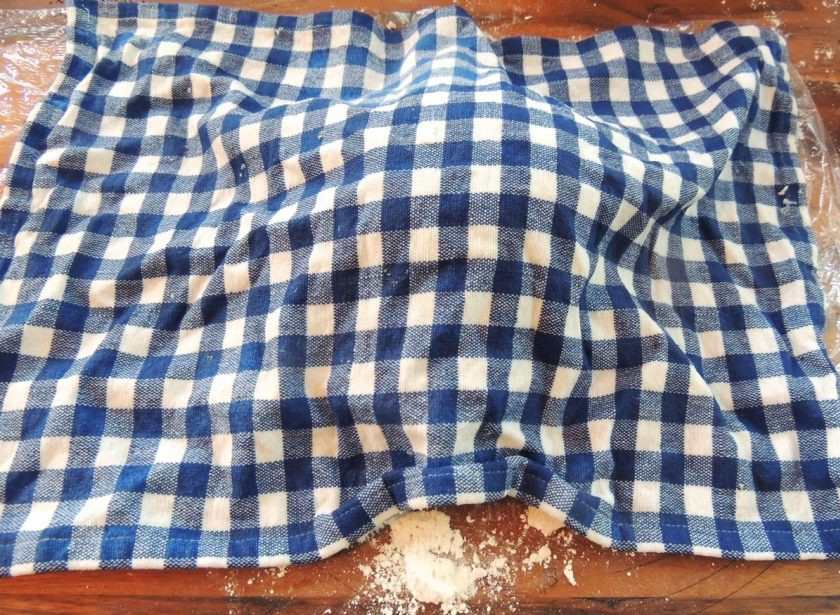 1. Этап. Тесто для пиццы Совершенство: 7. Сверху накройте влажным полотенцем, чтобы тесто не высыхало.