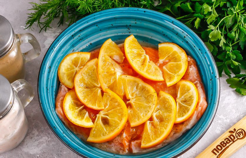 1. Этап. Засолка красной рыбы с лимоном: Переместите нарезку в глубокую емкость и с небольшим нажимом промассируйте ее, чтобы лимонная нарезка выпустила сок. Будьте аккуратны, если на руках есть порезы — действуйте в перчатках.