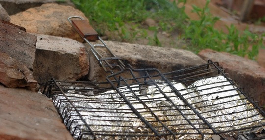 1. Этап. Семга на костре в фольге: 6. Отдельно можно запечь овощи, которые будут идеальным гарниром для рыбки. Перед подачей можно аккуратно развернуть фольгу и при желании снять филе со шкурки.