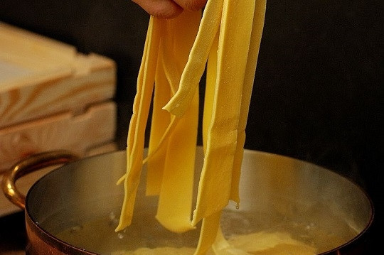 1. Этап. Макароны со свининой на сковороде: 9. В подсоленной воде отварите до готовности макароны.