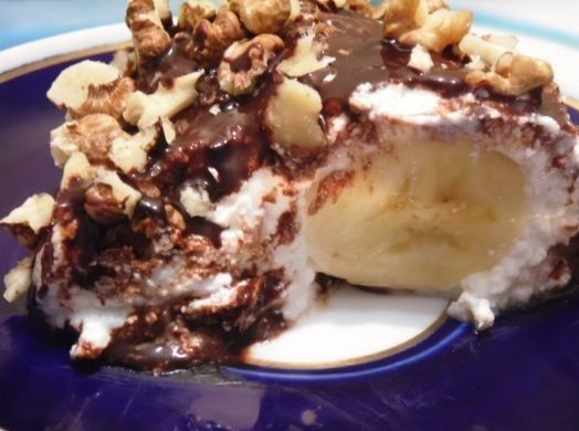 1. Этап. Бананы под шубой: 6. Полейте шоколадной глазурью десерт и присыпьте измельченными орешками или крошкой печенья. Сразу же можно подавать к столу. Приятного аппетита!