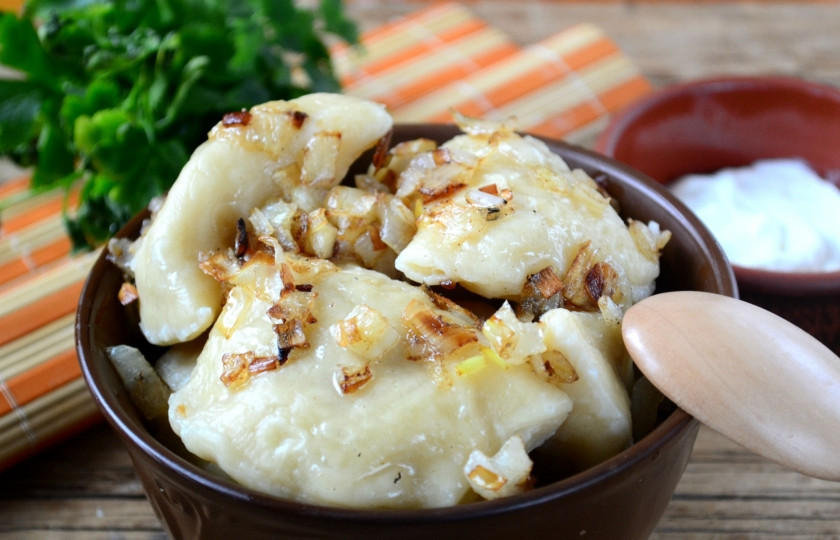 1. Этап. Супер вареники (быстрый способ лепки вареников): Готовые вареники подавайте с жареным луком и сметаной. Приятного аппетита!