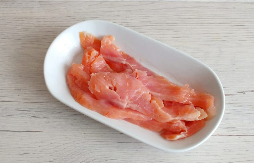 1. Этап. Бутерброды по-сахалински: Красную рыбу нарежьте на тонкие и длинные полоски. Полейте соком лимона.