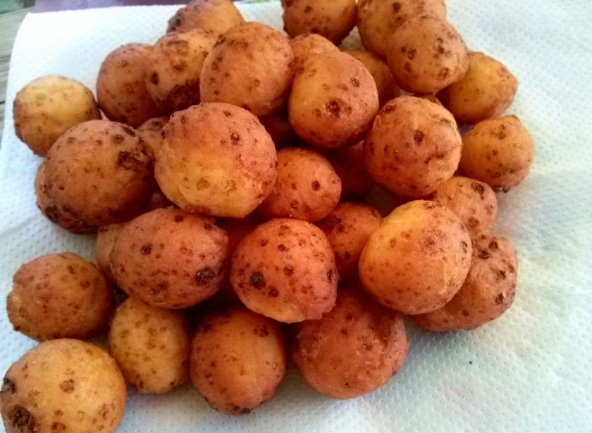 1. Этап. Пончики из творога: 5. Готовые пончики выложите на бумажные полотенца, дайте стечь лишнему маслу.