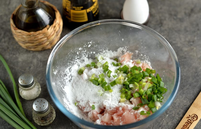 1. Этап. Котлеты по-китайски: Всыпьте крахмал без горки, добавьте рубленый зеленый лук.