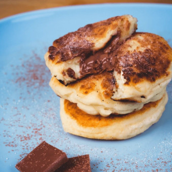 Творожные оладьи с шоколадом