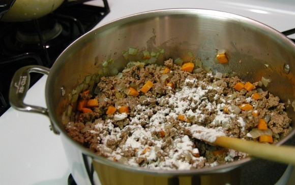 1. Этап. Английский Пастуший пирог классический: 11. Добавьте в кастрюлю муку и перемешайте.