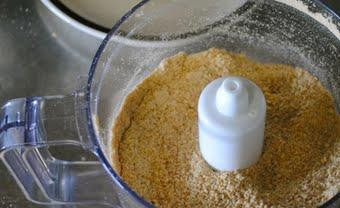 1. Этап. Лаймовый чизкейк: Сначала готовим основу. Для этого возьмем два стакана печенья и перемелем его в крошку при помощи блендера.