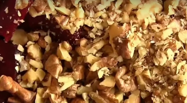 1. Этап. Диетический салат с ананасами и свеклой: 2. Грецкие орехи измельчите ножом и добавьте в салат.