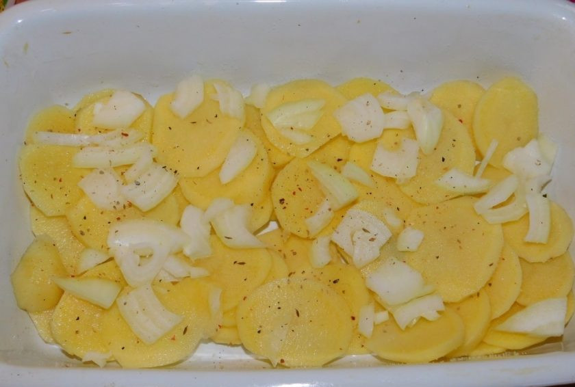 1. Этап. Картофельная запеканка с луком в сливках: Выложите сверху нарезанный лук. Добавьте соль и специи.