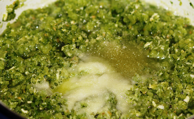 1. Этап. Аджика из зеленых помидоров на зиму: Добавляем соль и сахар, тщательно все перемешиваем.