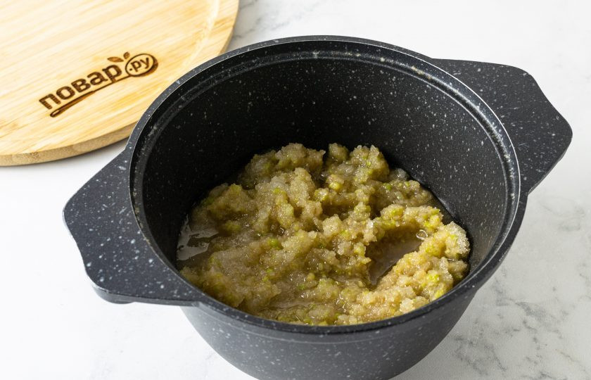 1. Этап. Грушевое повидло: Переложите в кастрюлю с толстым дном, добавьте сахар и лимонную кислоту. Доведите до кипения и увариваете грушевое пюре на медленном огне, пока не выпарится лишняя жидкость. Периодически помешивайте, чтобы ко дну ничего не прилипало.