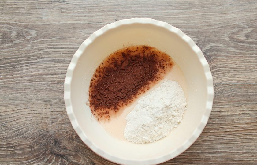 1. Этап. Шоколадные блины с вишней: Муку смешайте с содой и просейте в миску с молочной массой. Туда же просейте какао порошок и все взбейте до однородного теста. Дайте постоять тесту 15-20 минут.