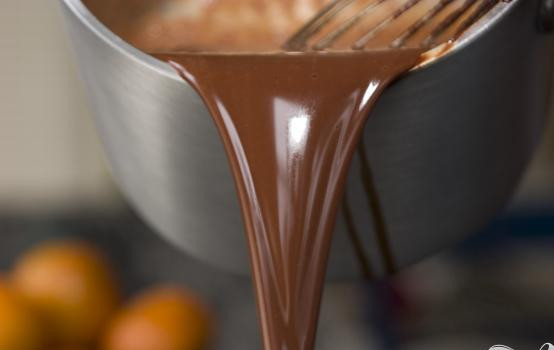 1. Этап. Простой кокосовый пирог: 3. Тем временем расплавить шоколадную кондитерскую крошку или тертый черный шоколад на водяной бане; горячий шоколад вылить на готовый корж и равномерно его распределить. Поместить корж на 5 минут в морозильную камеру.