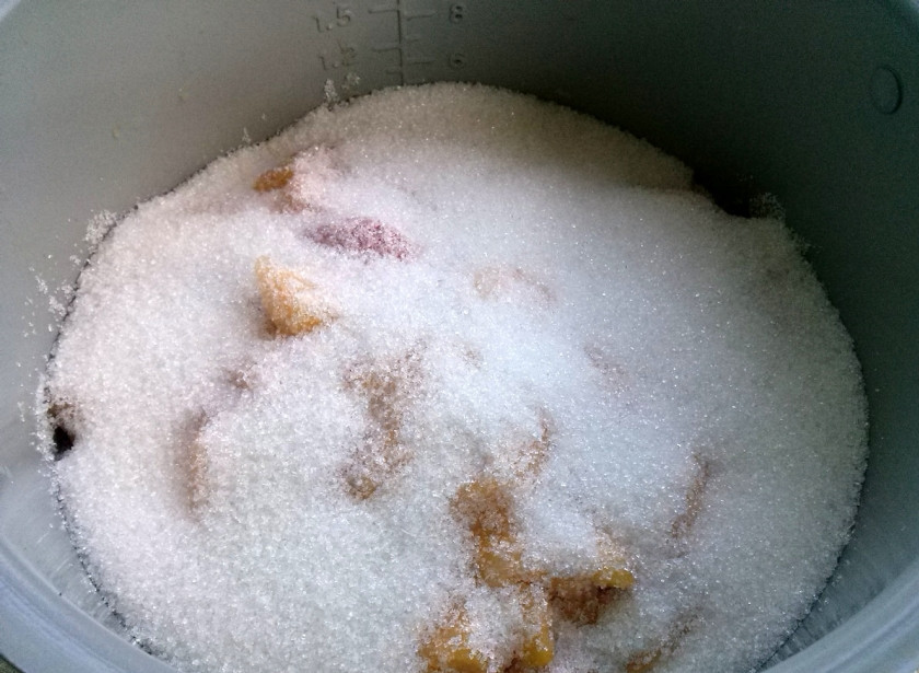 1. Этап. Варенье из персиков густое: Добавьте сахар с пектином, перемешайте. Включите режим «Варенье» на 30 минут.