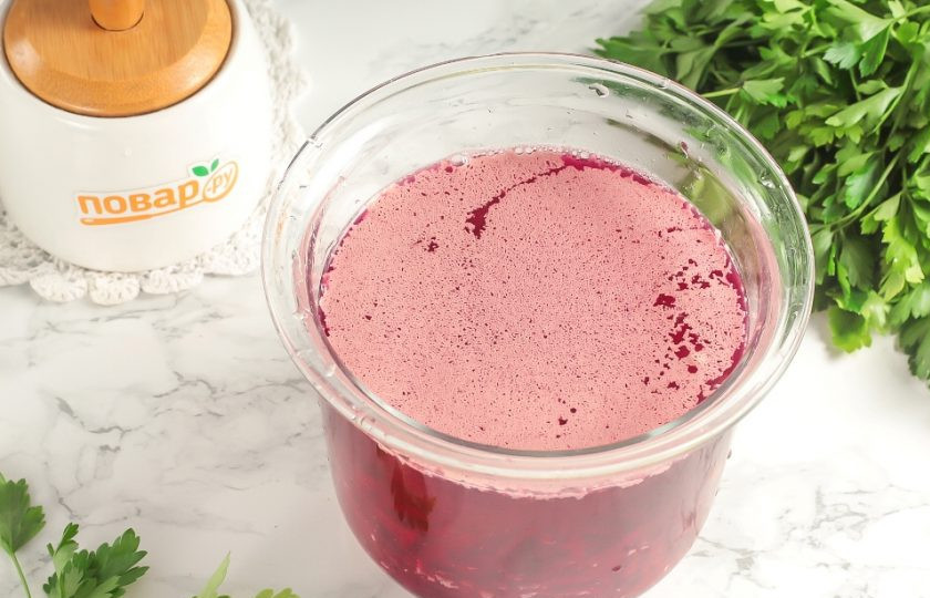 1. Этап. Свекольный квас На все случаи жизни: Влейте теплую воду и всыпьте сухие дрожжи. Помните, что вода не должна быть горячей, так как дрожжи не активизируются. Аккуратно все перемешайте и накройте емкость хлопчатобумажным полотенцем и оставьте при комнатной температуре на 2-3 часа.