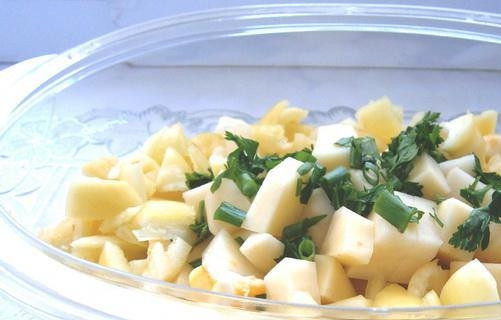 1. Этап. Куриная грудка в пароварке: В нижнюю ёмкость пароварки уложите картофель, перец, чеснок и зелёный лук.