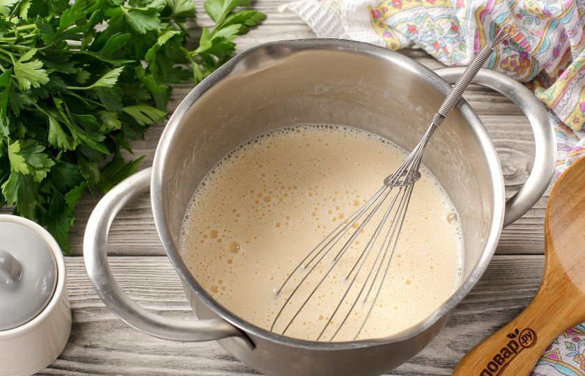 1. Этап. Блинчики с мясом, морковью и капустой: Перемешайте до однородного состояния и оставьте на кухонном столе на 15 минут.