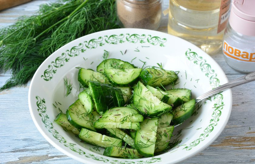 1. Этап. Шведский салат из огурцов: Перемешайте, пусть промаринуется минимум 2 часа в холодильнике.