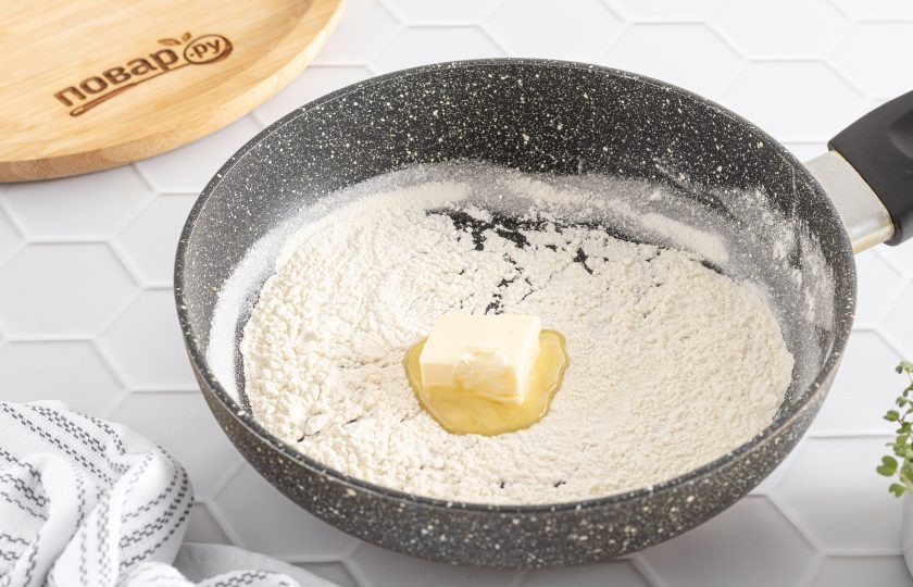 1. Этап. Цветная капуста с картошкой в духовке: В сотейнике растопите сливочное масло и добавьте муку. Все размешайте.