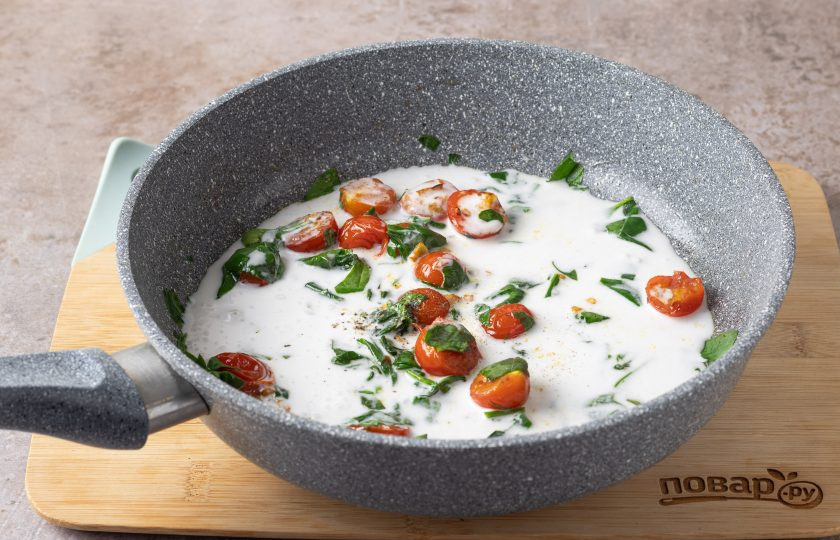 1. Этап. Пенне со шпинатом: Влейте сливки, подсолите и поперчите. Доведите до кипения.