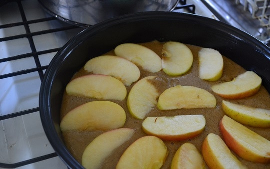 1. Этап. Пирог на банановой муке: 4. Вылейте половину теста в смазанную маслом или застеленную пергаментом форму. Распределите нарезанные ломтиками яблоки.