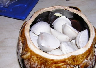 1. Этап. Пельмени в горшочках в микроволновке: 2. Затем засыпаем размороженные пельмени в горшочек. Можно засыпать до самого верха горшочка.