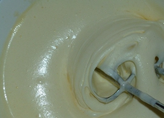 1. Этап. Бисквитные пирожные с кремом: 2. Добавьте сахар, продолжая взбивать.