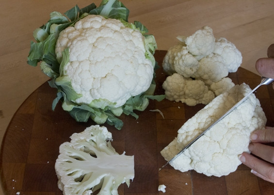 1. Этап. Цветная капуста в мультиварке: Далее следует разделить кочан на некрупные соцветия, но также их можно просто разрезать на небольшие куски.