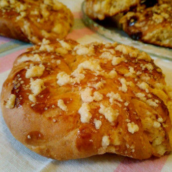 Сдобные булочки, прослоенные штрейзельной крошкой