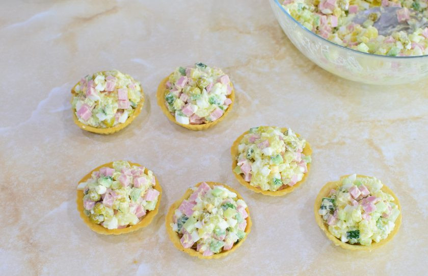 1. Этап. Тарталетки с салатом Оливье: Готовым салатом 