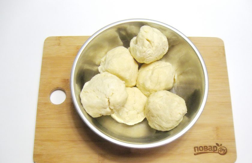 1. Этап. Рубленый торт: Замесите тесто и разделите на 6-7 частей. Каждый кусочек скатайте в шарик. Поставьте в холод на полтора часа.