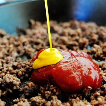 1. Этап. Салат Чизбургер: 2. Обжарить мясо в большой сковороде на среднем огне. Затем снять его с огня и слить жир. Добавить кетчуп, горчицу и соус Барбекю к мясу, перемешать. Добавить приправы по вкусу.