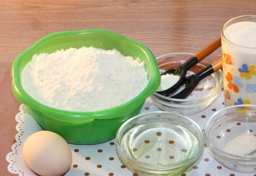 1. Этап. По мотивам кребли или вергуны: 1. Подготовим продукты. Количество сахара и соли регулируйте в зависимости от того, какие кребли (или вергуны) хотите испечь — сладкие или соленые. У меня сладкий вариант.