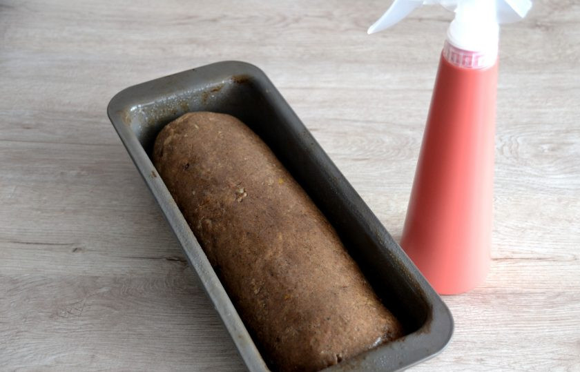 1. Этап. Хлеб Земгальский: Разогрейте духовку до 250 градусов. Перед выпеканием сбрызните хлеб водой. Выпекайте первые 7-10 минут при температуре 250 градусов, затем понизьте температуру до 180 градусов и выпекайте еще примерно 45 минут до готовности.