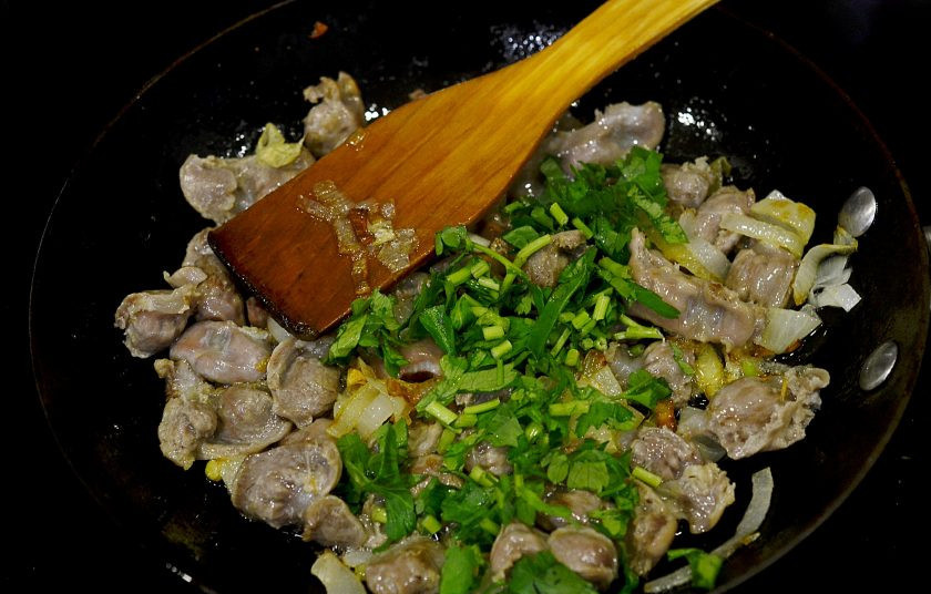 1. Этап. Куриные желудки по-грузински: Обжарьте все в течение 7 минут. Добавьте нарезанные зелень и чеснок, перемешайте и подавайте к столу.