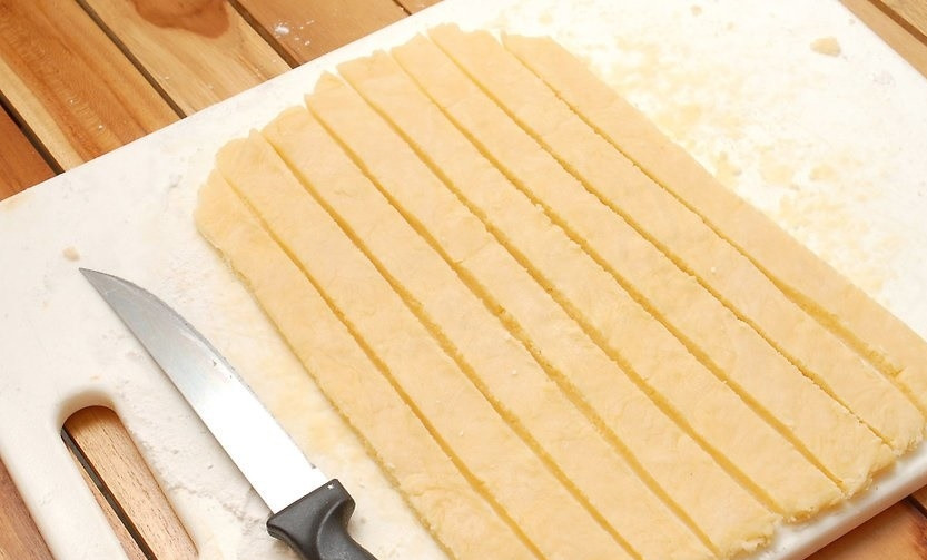 1. Этап. Пирог с яблоками (открытый): Вторую часть теста раскатываем в пласт и нарезаем на полосочки.