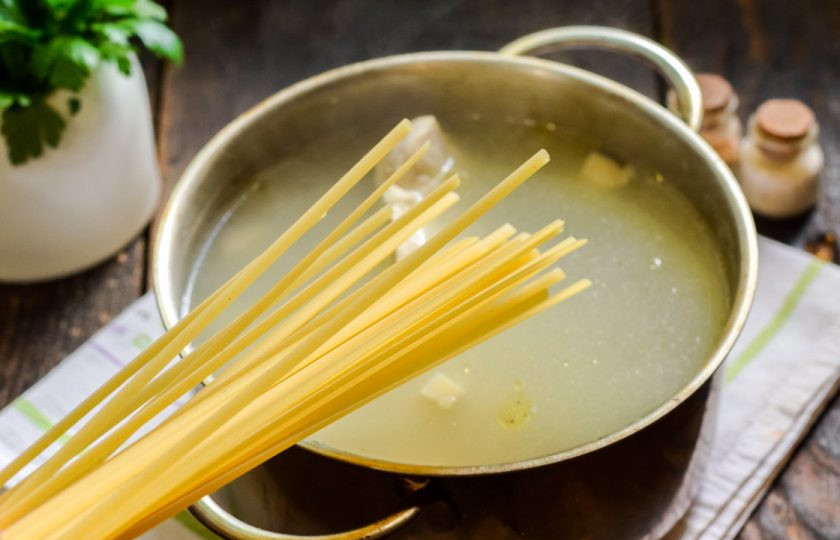 1. Этап. Диетический суп с лапшой: Добавьте также лапшу, варите суп 6 минут. После огонь выключите и снимите кастрюлю с плиты.