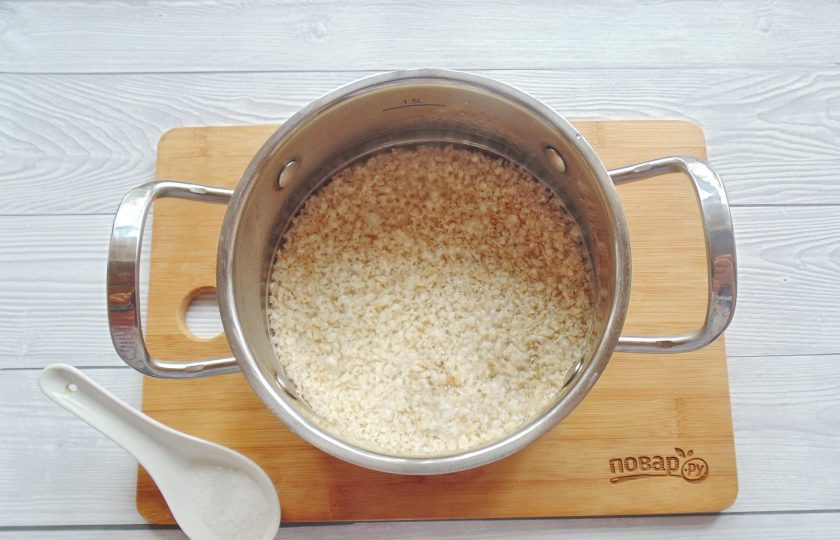 1. Этап. Жидкая овсянка на воде: Добавьте соль в кастрюлю.