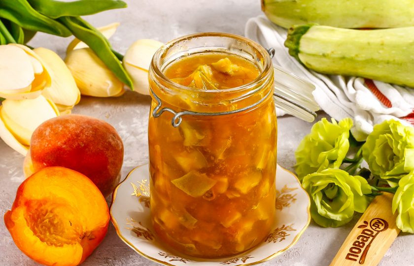 1. Этап. Кабачки в персиковом соке на зиму: Ошпарьте банку и крышку кипятком, выложите в нее приготовленный десерт и закатайте по резьбе или с помощью ключа для консервации. Остудите и перенесите в кладовую.