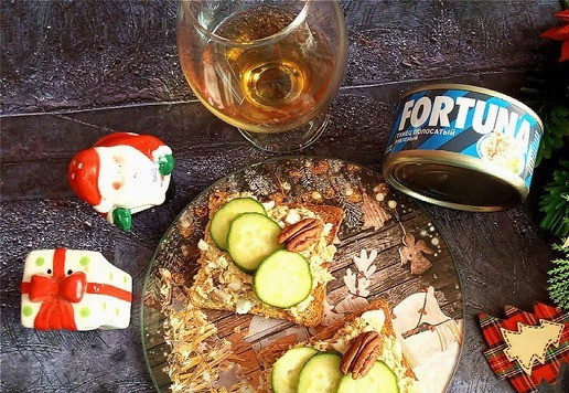 1. Этап. Закусочные тосты с тунцом: Подаём закуску к крепким напиткам (у меня в бокале не коньяк!). Это вкусно и пикантно! Необычно. Орехи 