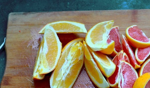 1. Этап. Бедро индейки с апельсинами и клюквенным соусом: Апельсины вымыть и нарезать дольками.