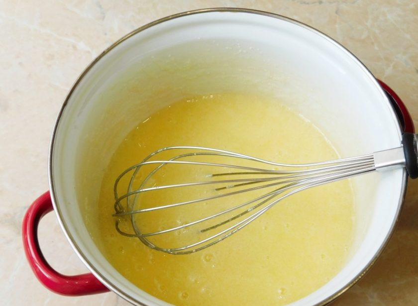 1. Этап. Торт для свекрови: Пока бисквит остывает приготовьте крем. Для этого соедините яйца с сахаром.