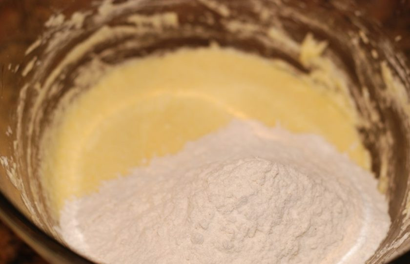 1. Этап. Пирог для детей: 2. В яичную смесь добавьте муку, разрыхлитель, сахар и соль. Замесите жидкое тесто.