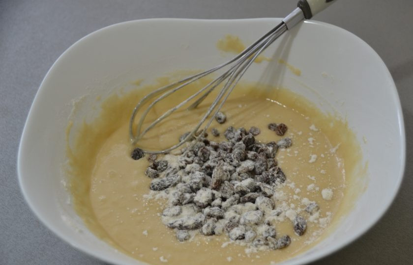 1. Этап. Кекс Майский: Добавьте в тесто изюм.