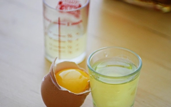 1. Этап. Коктейль со свежим яйцом: 1. Джин и соки должны быть комнатной температуры. Так что ждем, пока они чуть нагреются. Белок отделим от желтка.