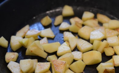 1. Этап. Печень с луком и яблоками: В том же масле обжариваем яблоки, очищенные от кожуры и нарезанные кубиками. Обжариваем, перемешивая, минут 5-10. Важно, чтоб яблоки сохранили свою форму и не расползались.