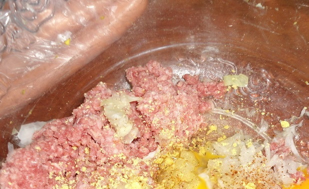 1. Этап. Шницель говяжий: К говяжьему фаршу добавляем измельченную луковицу, ломтик замоченного в молоке хлеба, яйцо, соль и любые специи. Тщательно все перемешиваем.